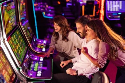 AduQ betting interface on happyjudi slot showing player positions, pot size, and live dealer camera